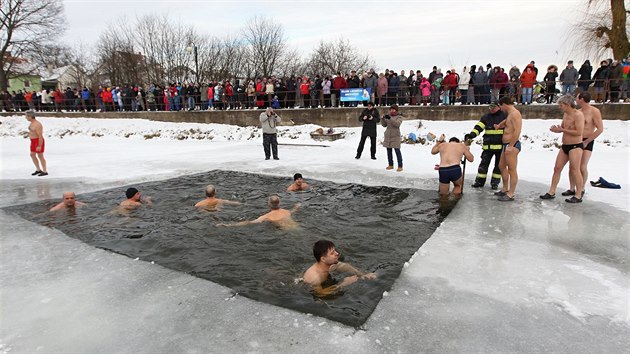 Otužilci se koupali v zamrzlém hrotovickém rybníku. Hasiči jim museli motorovými pilami vyřezat v ledu „bazének“.