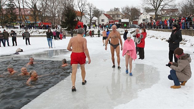 Otu�ilci se koupali v zamrzl�m hrotovick�m rybn�ku. Hasi�i jim museli motorov�mi pilami vy�ezat v ledu �baz�nek�.