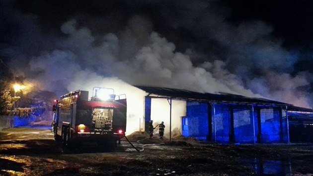 Hasiči se potýkali s požárem stodoly v Jílovišti u Prahy (2.1.2017).