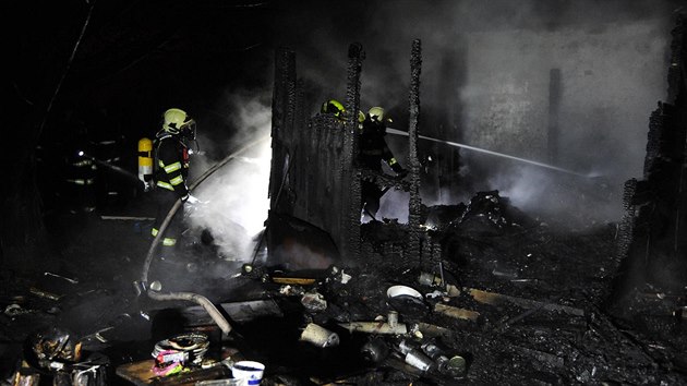Při požáru chaty v Praze zahynul muž a dva psi (3.1.2017).