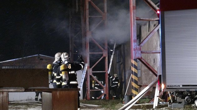 Hořelo v areálu bývalých strojíren v pražských Komořanech (4.1.2017).