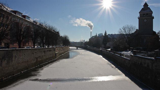 Teploty v Olomouci klesly v noci až k -20 °C a ani přes den nevystoupaly nad -10 °C. Na sní­mku je zamrzlá hladina řeky Moravy v centru města (7. ledna 2017)