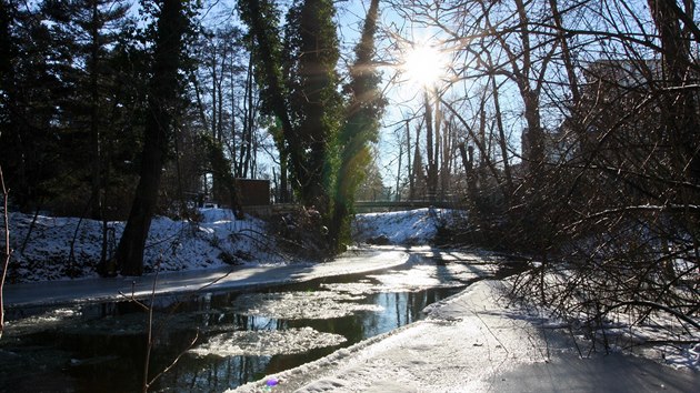 Teploty v Olomouci klesly v noci a k -20 C a ani pes den nevystoupaly nad -10 C. Na snmku je Mlnsk potok - jedno z bonch ramen eky Moravy protkajc centrem Olomouce (7. ledna 2017)