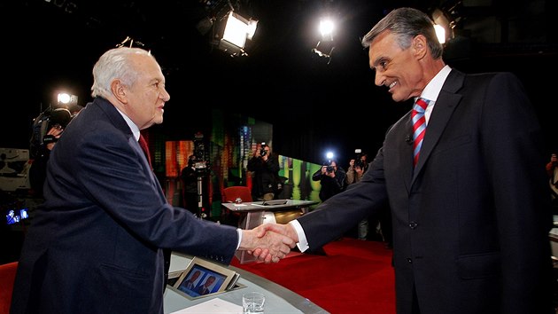Mrio Soares v roce 2006 nespn usiloval o dal zvolen portugalskm prezidentem. Vyhrl Anbal Cavaco Silva (na snmku vpravo) (20. prosince 2005)