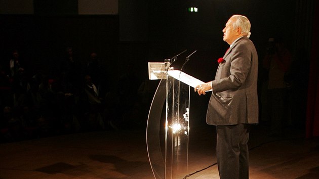 Mrio Soares v roce 2006 nespn usiloval o dal zvolen portugalskm prezidentem (8. ledna 2006)