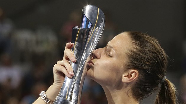 POLIBEK VTZKY. Karolna Plkov s trofej pro ampionku turnaje v Brisbane.