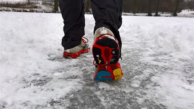 Aby se mi bhalo na ledu lpe, navrtal jsem do bot pr roubk.