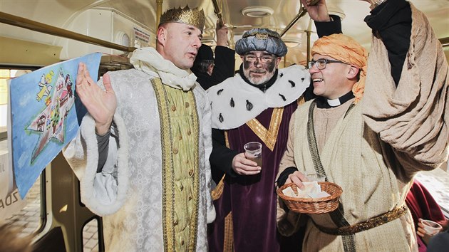 Zleva hejtman Josef Bernard, primtor Martin Zrzaveck a biskup Tom Holub v Tkrlov tramvaji. (6. ledna 2017)
