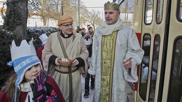 Hejtman Josef Bernard, primtor Martin Zrzaveck a biskup Tom Holub oblkli kostmy mudrc z Vchodu a zapojili se do Tkrlov sbrky. (6. ledna 2017)