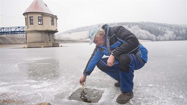 Hrázný fryštácké přehrady Jiří Ondráček hlídá led každý den. Musí vědět, jakou silou tlačí na hráz