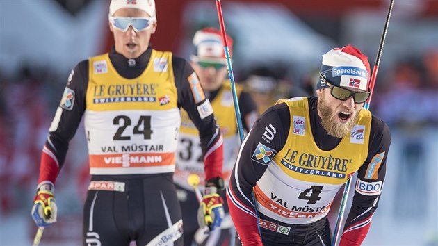 Norsk bec Martin Johnsrud Sundby (vpravo) skonil v druh etap Tour de Ski druh, hned za nm dobhl jeho krajan Didrik Tnseth (vlevo).