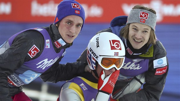 Norsk skokan na lych Daniel Andr Tande se raduje s tmovmi kolegy z triumfu ve druhm zvod Turn ty mstk v Ga-Pa.