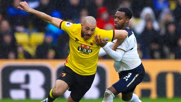 Nordin Amrabat (vlevo) z Watfordu v souboji s  Dannym Rosem z Tottenhamu.