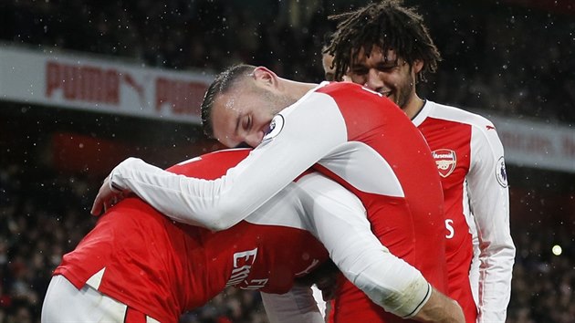 Olivier Giroud (vlevo) z Arsenalu slav se spoluhri gl v zpase s Crystal Palace.
