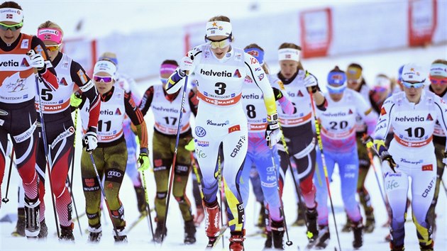 vdsk bkyn Stina Nilssonov (uprosted) na trati skiatlonu v Oberstdorfu.