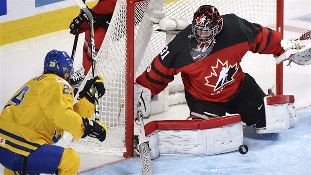 Kanadsk glman Carter Hart likviduje anci Tima Sderlunda ze vdska.