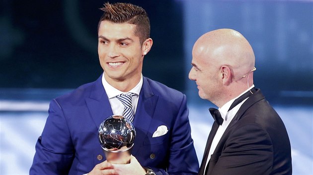 Cristiano Ronaldo (vlevo) pebr trofej FIFA pro nejlepho fotbalistu svta roku 2016.