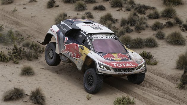 Francouzsk pilot Sbastien Loeb s vozem Peugeot v 7. etap Rallye Dakar.