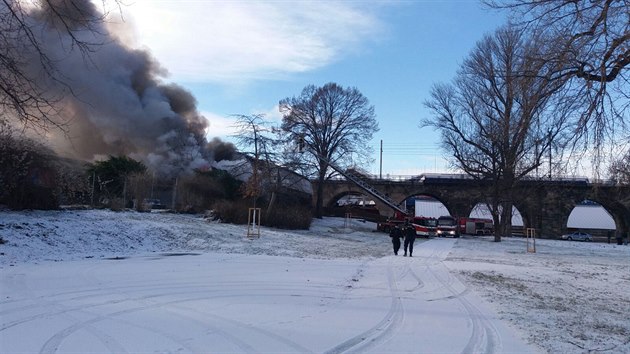 Krátce po jedenácté dopoledne vyjely čtyři jednotky hasičů k požáru dílny na ostrově Štvanice (5.1.2017)