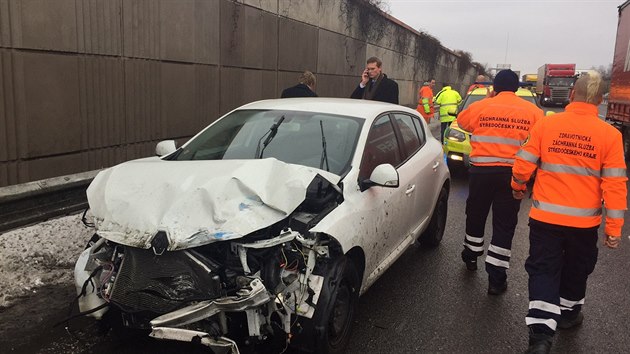 Provoz na dálnici D5 zkomplikovala na 4,5. kilometru nehoda tří osobních aut (9.1.2016)