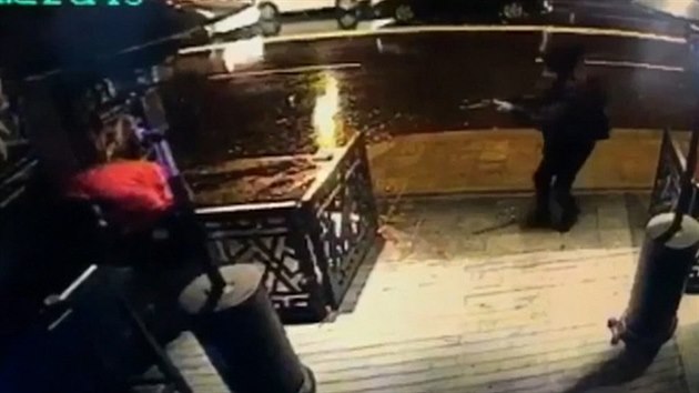 Stelec v Istanbulu nejprve stlel do lid ped klubem