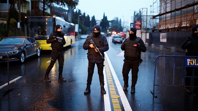 V okolí istanbulského noního klubu Reina, na který zaútoil neznámý pachatel,...