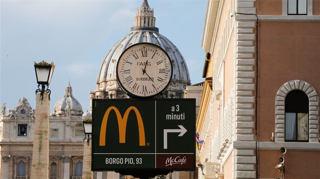 Americk etzec restaurac rychlho oberstven McDonald's otevel svou poboku v blzkosti Svatopetrsk baziliky ve Vatiknu (3. ledna 2017).
