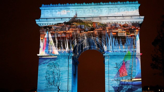 Na pařížský Vítězný oblouk se během silvestrovských oslav promítaly světělné obrazy.