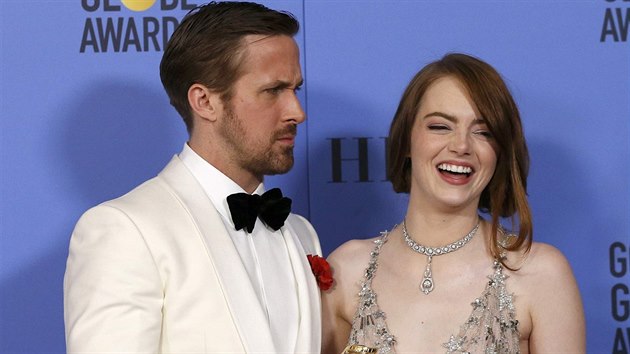 Ryan Gosling a Emma Stone s trofejemi za La La Land