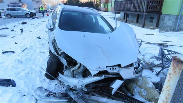 idi vyjdjc z parkovit nedal pednost mladkovi jedoucmu po hlavn silnici. Kvli nehod pak vylo najevo, e mlad z idi sedl za volant pod vlivem alkoholu.