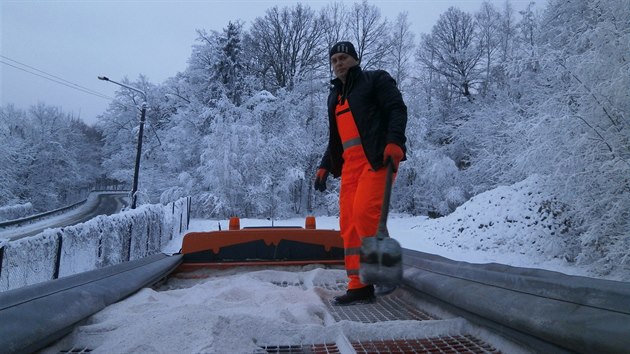 Boj se sněhem o průjezdné silnice začíná pro silničáře nakládáním solanky a soli.