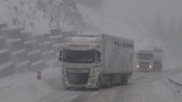 Udržování silnice přes Červenohorské sedlo často komplikuje vítr, ovšem také zapadlé kamiony.