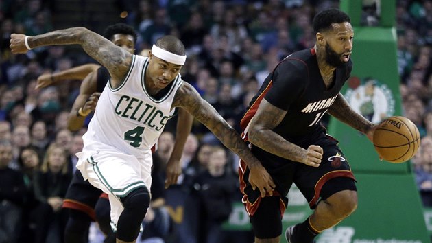 Isaiah Thomas (vlevo) z Bostonu nahn Jamese Johnsona z Miami.