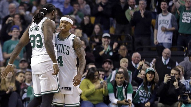 Jae Crowder (vlevo) a Isaiah Thomas slav povedenou akci Bostonu.