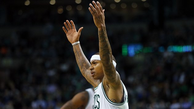 Isaiah Thomas kyne bostonskm divkm pi svm 52bodovm pedstaven.