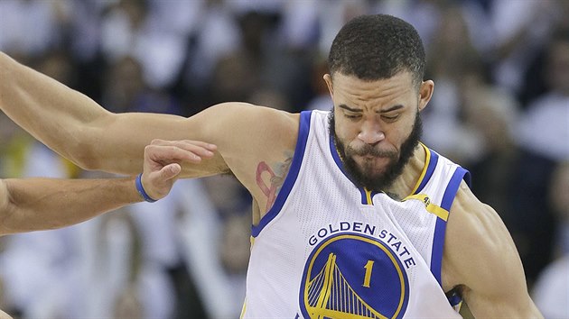 JaVale McGee z Golden State brn v utkn s Torontem.