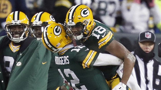 Aaron Rodgers (12) a Randall Cobb (18) oslavuj povedenou akci Green Bay Packers.