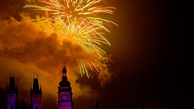Novoroční ohňostroj v Hradci Králové opět odpalovali z Bílé věže (1.1.2017).
