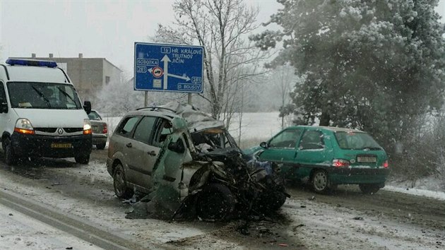 Tragick nehoda osobnho vozu a kamionu u Sobotky na Jinsku (2.1.2017).