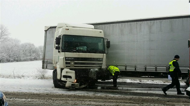 Tragick nehoda osobnho vozu a kamionu u Sobotky na Jinsku (2.1.2017).