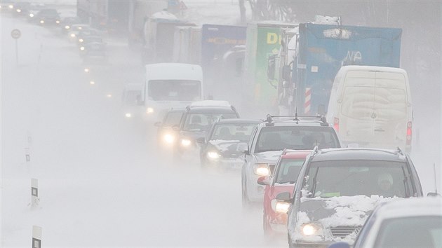 Dopravu na hlavním tahu z Hradce Králové na Jičín komplikovala také bílá mlha kvůli rozfoukanému sněhu (4. 1. 2017).