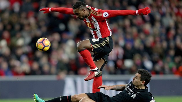 Dejan Lovren z Liverpoolu (v ernm) a Jermain Defoe ze Sunderlandu v boji o m