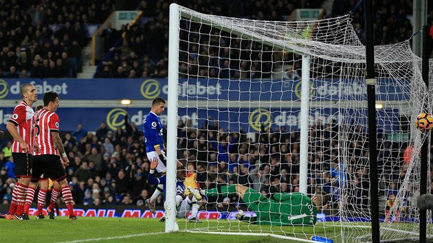 Enner Valencia z Evertonu (uprosted) skruje do st Southamptonu.