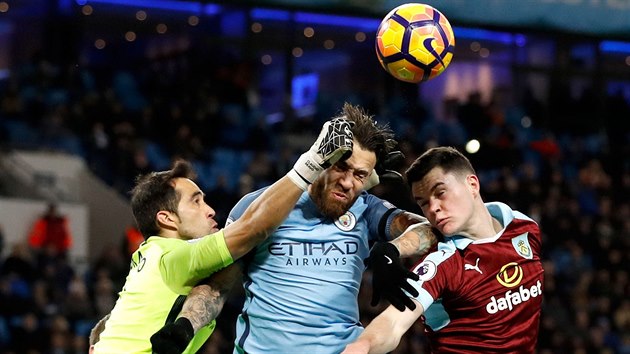 Glman Manchesteru City Claudio Bravo (vlevo) se sna zskat m do sv moci, vpravo je Michael Keane z Burnley, uprosted je Nicols Otamendi ze City.