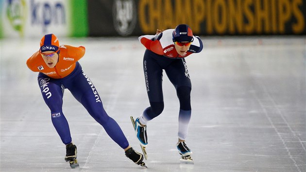 Ireen Wüstová (v oranžovém) na pětikilometrové trati v rámci ME ve víceboji, vpravo je Martina Sáblíková.