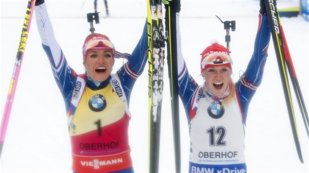 ESK RADOST. Gabriela Koukalov (vlevo) a Eva Puskarkov se raduj v cli zvodu s hromadnm startem v Oberhofu.