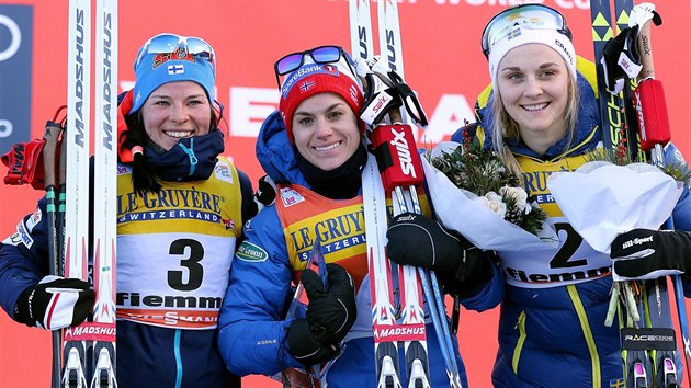 TY NEJLEP NA TOUR DE SKI. Zleva druh Krista Prmkoskiov, vtzka Heidi Wengov a tet Stina Nilssonov.