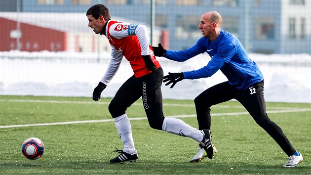 Momentka z utkn Tipsport ligy mezi Brnem (modr) a Pardubicemi