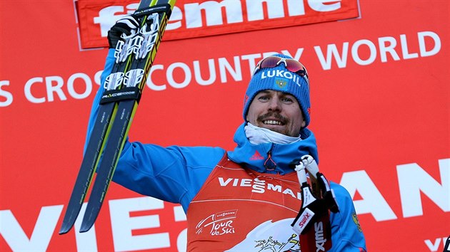 Ruský běžec na lyžích Sergej Usťugov slaví triumf na Tour de Ski.
