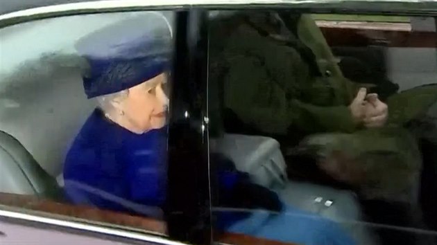 Královna Alžběta se po nemoci ukázala na veřejnosti